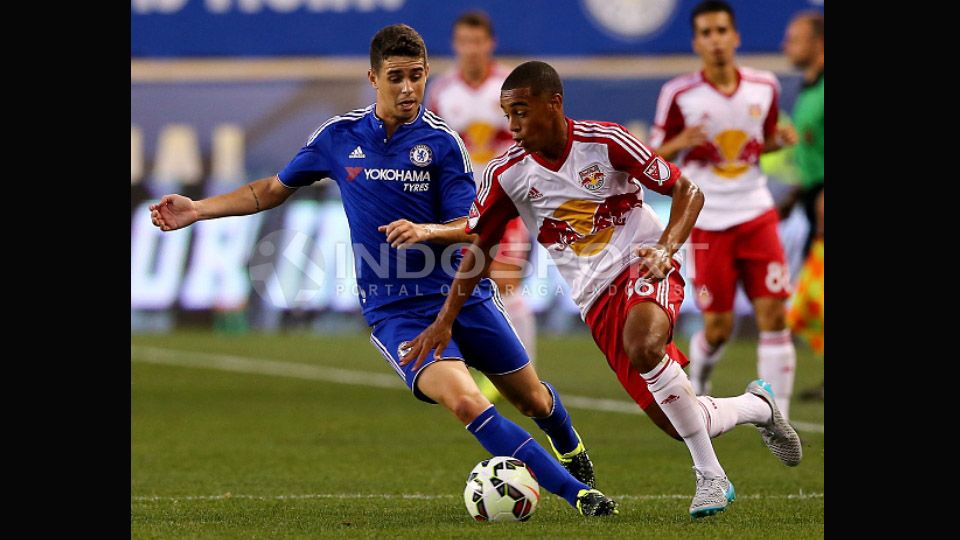 Pemain Red Bulls, Tyler Adams (kanan) melepaskan diri dari hadangan gelandang Chelsea, Oscar. Copyright: © Herry Ibrahim/INDOSPORT